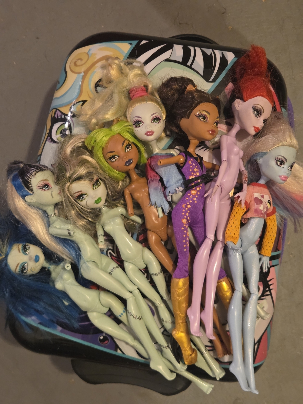 Monster High Suitcase & 8 Dolls